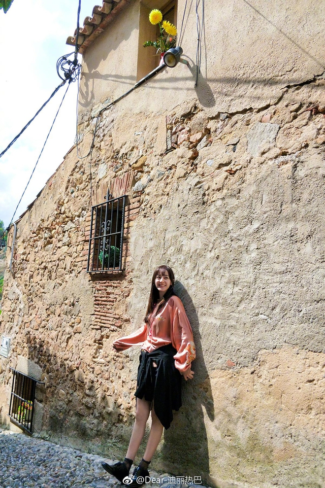 G&aacute;i đẹp Địch Lệ Nhiệt Ba t&iacute;ch cực khoe ch&acirc;n d&agrave;i nuột n&agrave; c&ugrave;ng m&aacute;i t&oacute;c mới si&ecirc;u ngố si&ecirc;u xinh - Ảnh 4.