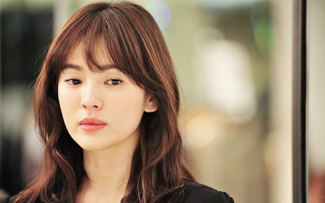 C&#249;ng đ&#243;ng vai người m&#249;, Song Hye Kyo bị netizen H&#224;n ch&#234; thua xa Han Ji Min - Ảnh 2.