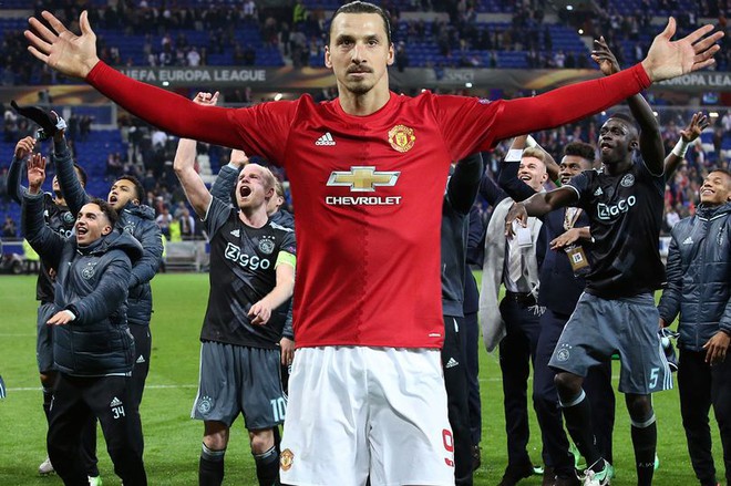 Ibrahimovic nhận lương cao hơn cầu thủ và HLV Ajax cộng lại - Ảnh 1.