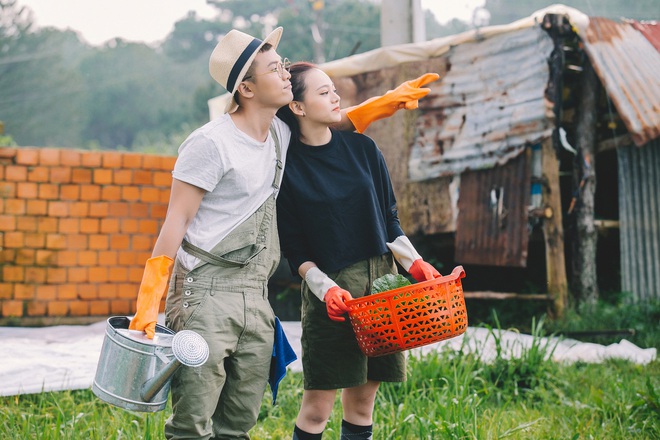 Không còn sầu muộn, Mai Tiến Dũng đầy tươi trẻ khi nhá hàng cảnh làm nông đáng yêu trong MV mới - Ảnh 5.