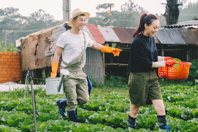 Không còn sầu muộn, Mai Tiến Dũng đầy tươi trẻ khi nhá hàng cảnh làm nông đáng yêu trong MV mới - Ảnh 6.