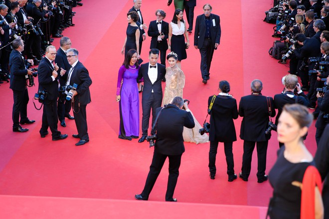 Vén váy quá đà, Ngọc Thanh Tâm suýt lộ vòng 3 tại LHP Cannes - Ảnh 4.