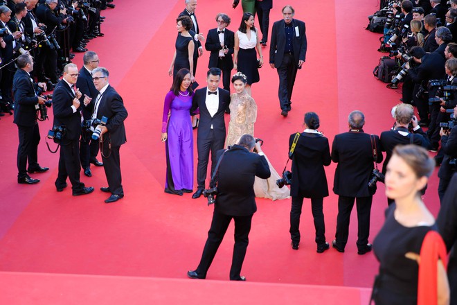 V&eacute;n v&aacute;y qu&aacute; đ&agrave;, Ngọc Thanh T&acirc;m su&yacute;t lộ v&ograve;ng 3 tại LHP Cannes - Ảnh 4.