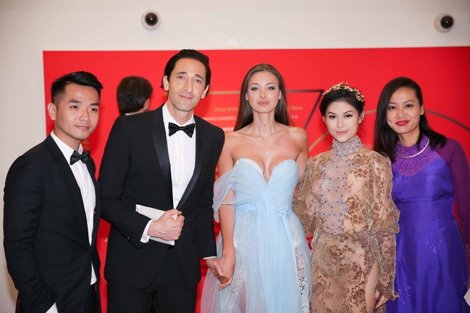 V&eacute;n v&aacute;y qu&aacute; đ&agrave;, Ngọc Thanh T&acirc;m su&yacute;t lộ v&ograve;ng 3 tại LHP Cannes - Ảnh 6.