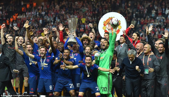Tất cả đang ph&aacute;t cuồng v&igrave; Man Utd, nhưng m&ugrave;a giải c&oacute; tới 38 v&ograve;ng đấu - Ảnh 3.