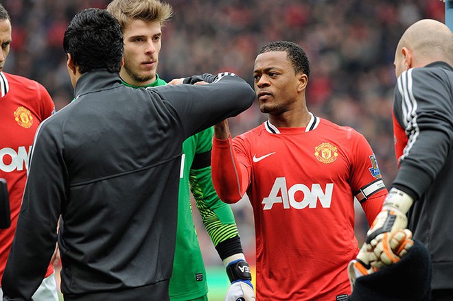 Evra nhận tr&aacute;i đắng khi t&aacute;i hiện c&uacute; đ&aacute; kung-fu của King Cantona - Ảnh 6.
