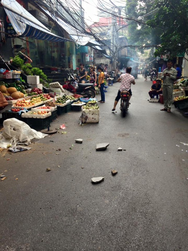 Hà Nội: Nhiều người ở chung cư hoảng hồn vì mảng vữa tường to bằng viên gạch rơi xuống đất - Ảnh 1.