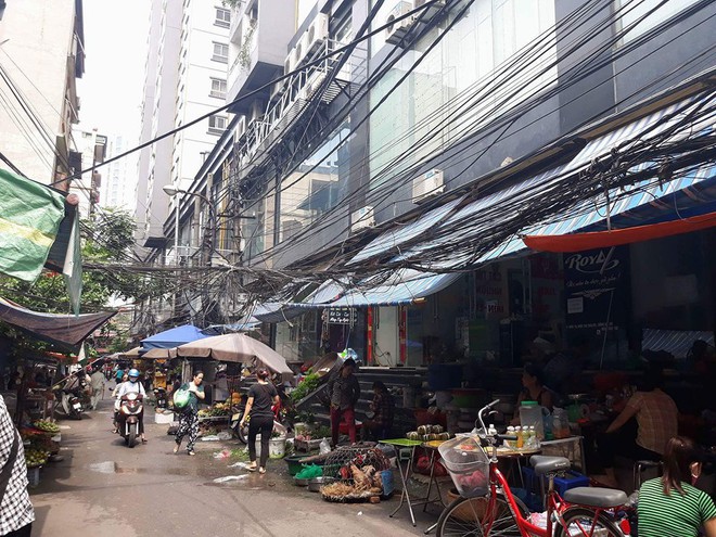 Hà Nội: Nhiều người ở chung cư hoảng hồn vì mảng vữa tường to bằng viên gạch rơi xuống đất - Ảnh 2.