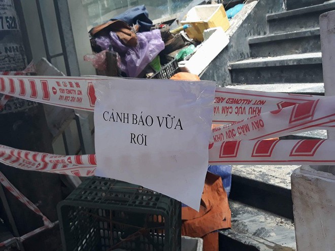 Hà Nội: Nhiều người ở chung cư hoảng hồn vì mảng vữa tường to bằng viên gạch rơi xuống đất - Ảnh 4.