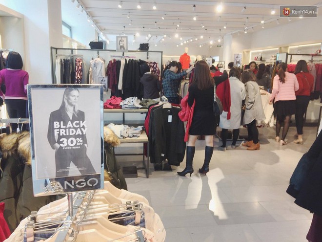 Săn đồ hiệu bình dân dịp Black Friday: không náo nhiệt như kỳ vọng vì các hãng chỉ sale đồ hè, hiếm sale đồ đông - Ảnh 2.