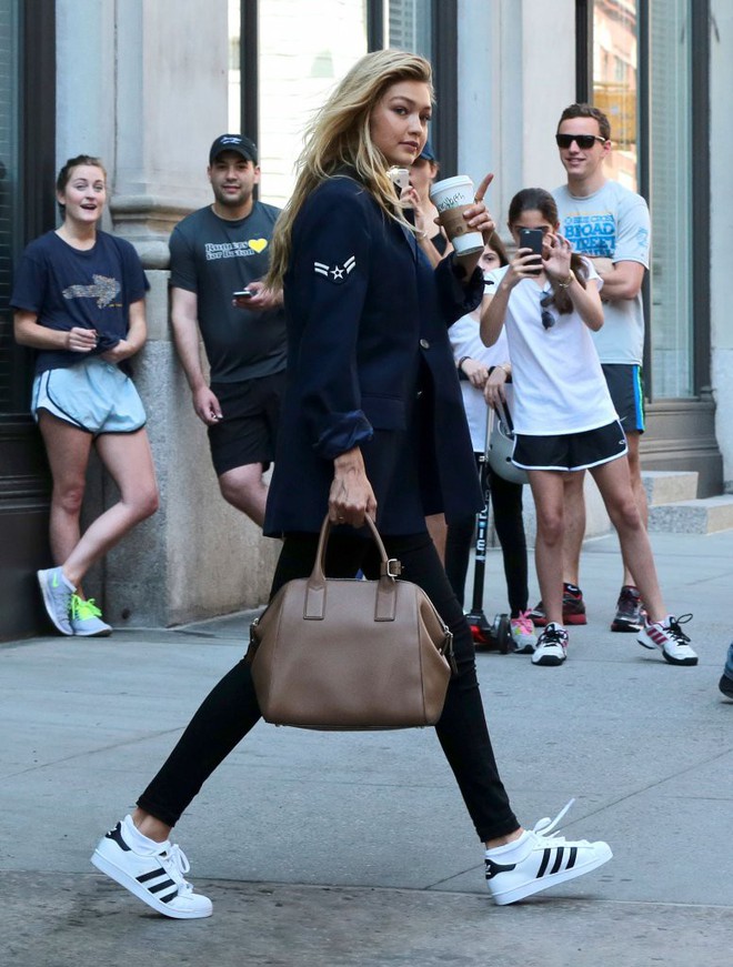 Top 6 mẫu sneakers tuyệt đẹp từ thời &ocirc;ng b&agrave; anh khiến t&iacute;n đồ thời trang ho&agrave;i cổ m&ecirc; t&iacute;t - Ảnh 17.