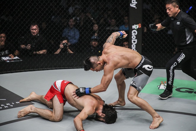 Võ sĩ gốc Việt chiến thắng ngoạn mục, giành đai vô địch ONE Championship - Ảnh 5.