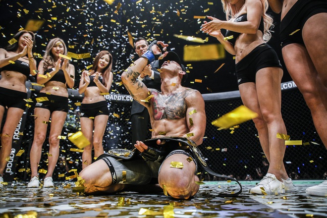 V&otilde; sĩ gốc Việt chiến thắng ngoạn mục, gi&agrave;nh đai v&ocirc; địch ONE Championship - Ảnh 6.