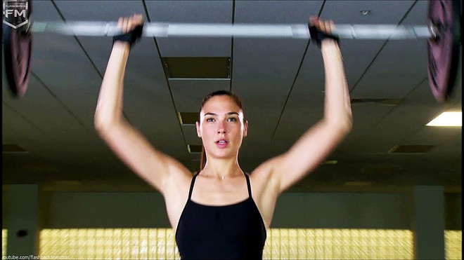 H&eacute; lộ cảnh hậu trường v&agrave; chế độ luyện tập kh&ocirc;ng kh&aacute;c g&igrave; si&ecirc;u anh h&ugrave;ng của &ldquo;Wonder Woman&rdquo; Gal Gadot - Ảnh 4.