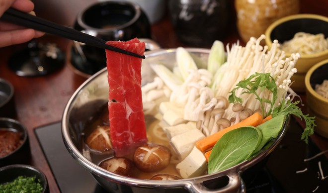 Lẩu shabu shabu là món ăn rất nổi tiếng của Nhật và bạn đã biết cách ăn chính hiệu chưa? - Ảnh 1.