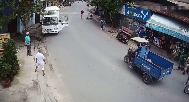 T&agrave;i xế taxi Mai Linh vung dao ch&eacute;m xe tải v&igrave; kh&ocirc;ng nhường đường - Ảnh 1.