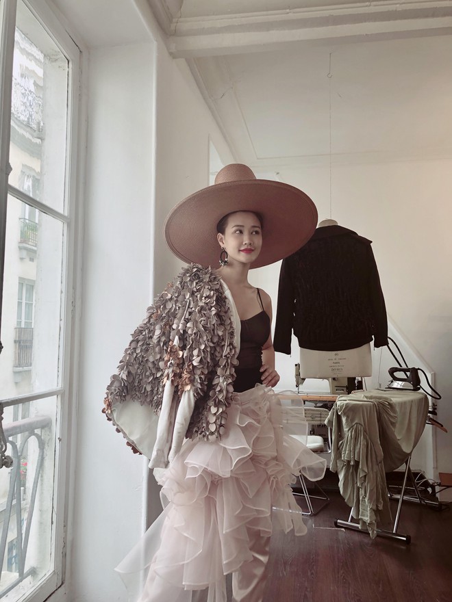 Vừa đấu khẩu chán chê với Tâm Tít xong, Maya đã mặc cực dị xuất hiện tại Paris Fashion Week - Ảnh 8.