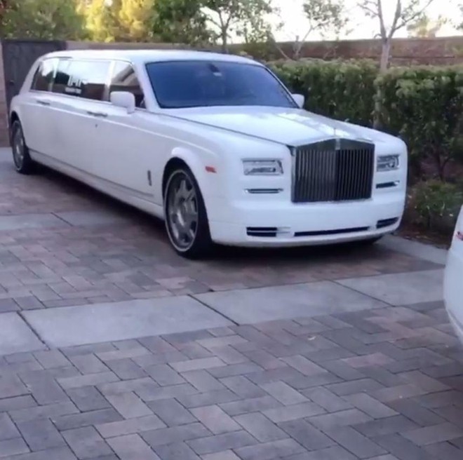 Mayweather khoe 6 siêu xe Rolls-Royce màu trắng trị giá hơn 62 tỷ đồng - Ảnh 2.