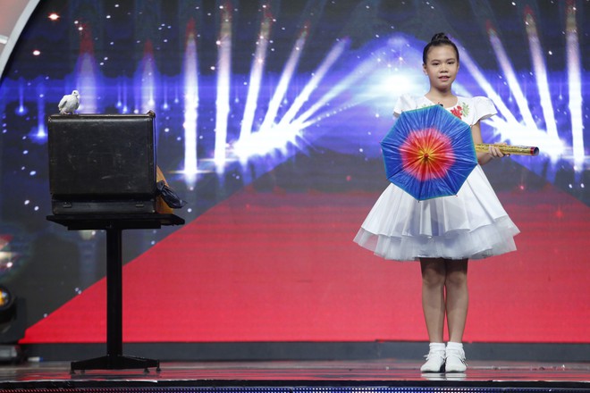 Mặt trời bé con: Cô bé 9 tuổi tạo dáng liên tục trên sân khấu, mơ làm người mẫu như Võ Hoàng Yến - Ảnh 9.