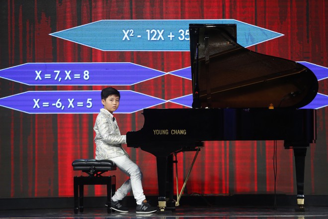 Cậu b&eacute; 9 tuổi g&acirc;y ngạc nhi&ecirc;n khi vừa chơi piano vừa giải to&aacute;n lớp 10! - Ảnh 2.