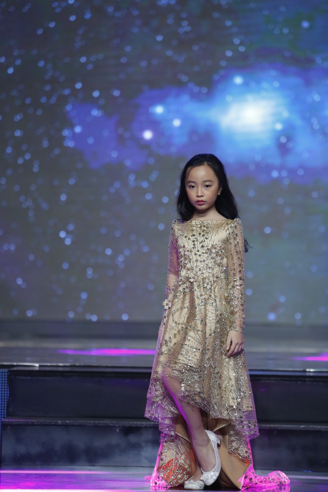 Mặt trời bé con: Cô bé 9 tuổi tạo dáng liên tục trên sân khấu, mơ làm người mẫu như Võ Hoàng Yến - Ảnh 2.