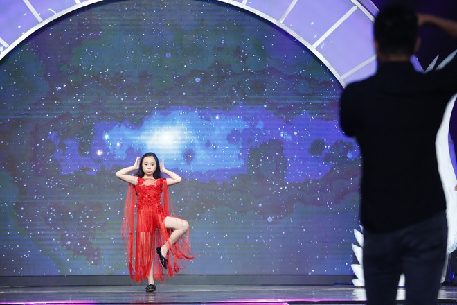 Mặt trời b&eacute; con: C&ocirc; b&eacute; 9 tuổi tạo d&aacute;ng li&ecirc;n tục tr&ecirc;n s&acirc;n khấu, mơ l&agrave;m người mẫu như V&otilde; Ho&agrave;ng Yến - Ảnh 3.