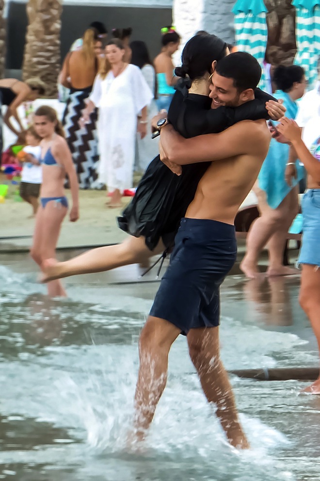 Kendall Jenner hớ hênh vòng 1 giữa bãi biển đông người, ôm ấp thân mật với trai lạ - Ảnh 6.