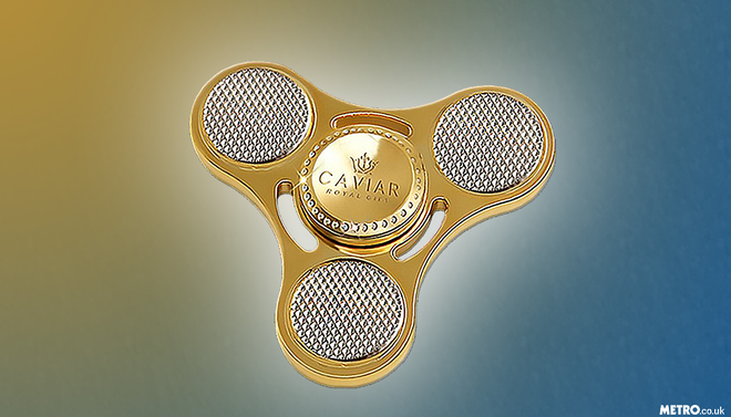 Nhiều tiền quá chẳng biết làm gì thì mua con quay fidget spinner bằng vàng để chơi - Ảnh 1.