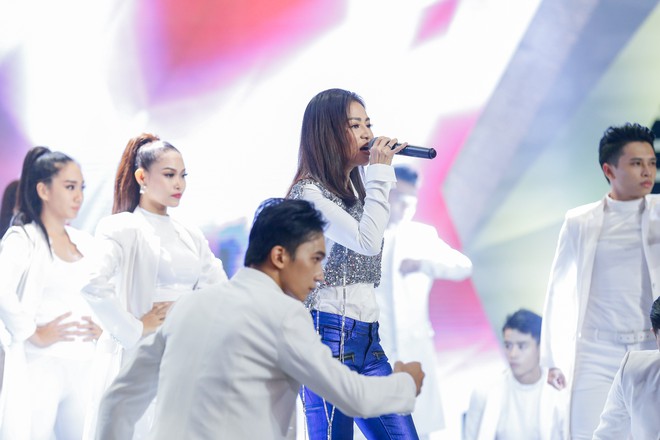 Trở lại s&acirc;n khấu sau 3 th&aacute;ng nghỉ dưỡng, Thu Minh vẫn biểu diễn đầy m&aacute;u lửa với lịch tr&igrave;nh d&agrave;y đặc - Ảnh 1.