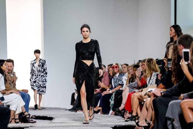 Top BST tại New York Fashion Week: vừa đẹp vừa dị, và cả những thứ không-ai-biết-để-làm gì - Ảnh 23.