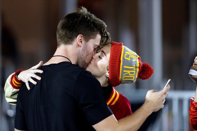 Chưa cần cưới, Miley Cyrus v&agrave; Liam Hemsworth đ&atilde; l&ecirc;n kế hoạch c&oacute; một thi&ecirc;n thần nhỏ v&agrave;o năm tới - Ảnh 3.