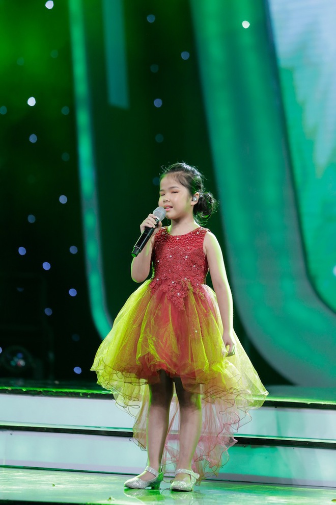 Vietnam Idol Kids: Bích Phương bật khóc khi nhìn cô bé khiếm thị nhún nhảy lạc quan - Ảnh 3.