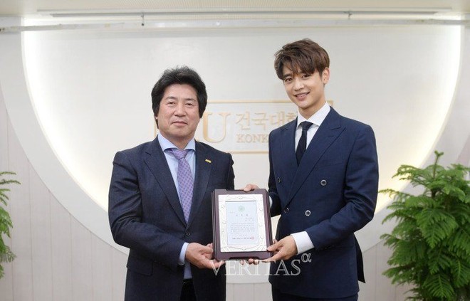 Minho (SHINee) được nhận giải thưởng từ một trong những trường đại học h&agrave;ng đầu H&agrave;n Quốc - Ảnh 1.