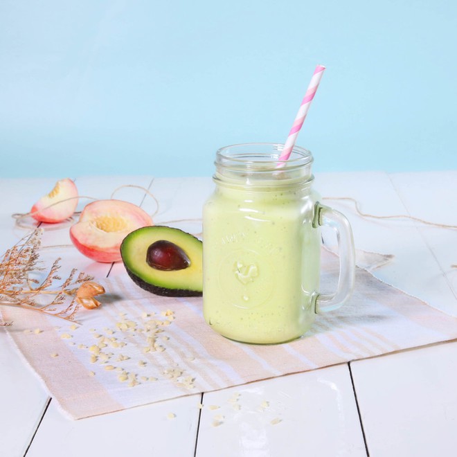 Bỏ v&agrave;i ph&uacute;t để l&agrave;m ngay cốc sữa lắc bơ đ&agrave;o gi&agrave;u vitamin v&agrave; c&ograve;n thơm ngon v&ocirc; c&ugrave;ng - Ảnh 5.