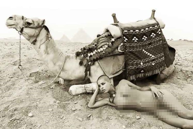 Chụp ảnh khỏa thân phản cảm bên Kim tự tháp Ai Cập, cô người mẫu trẻ bị tống vào tù - Ảnh 1.