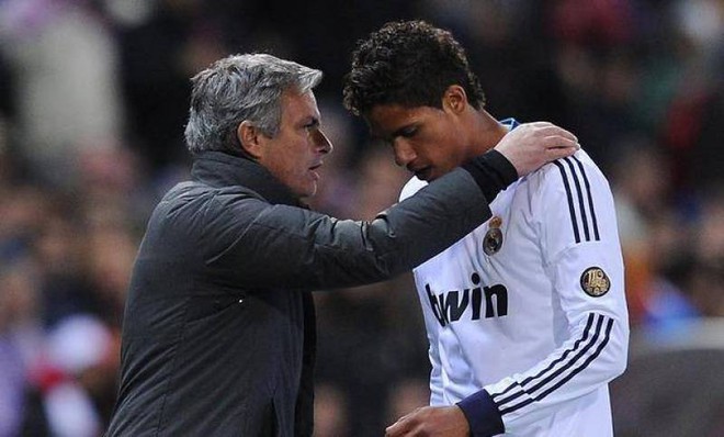 Mourinho muốn dùng De Gea làm mồi câu Varane - Ảnh 1.