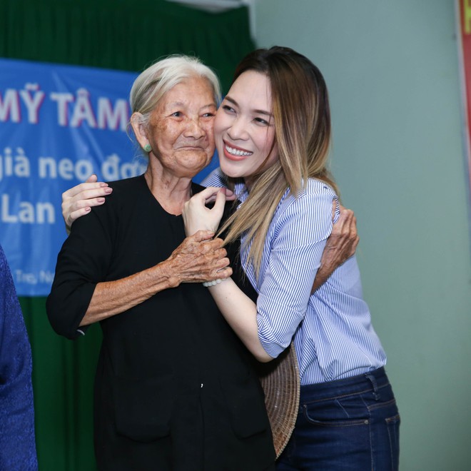 Mỹ Tâm ngồi bệt xuống đường, ăn chôm chôm với các cụ già neo đơn: Hình ảnh đẹp và ấm lòng kết lại mùa Vu Lan! - Ảnh 2.