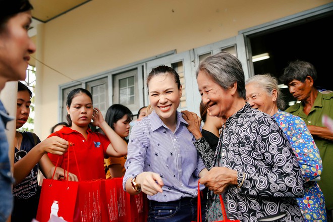 Mỹ Tâm ngồi bệt xuống đường, ăn chôm chôm với các cụ già neo đơn: Hình ảnh đẹp và ấm lòng kết lại mùa Vu Lan! - Ảnh 4.