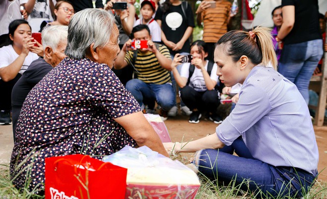 Mỹ Tâm ngồi bệt xuống đường, ăn chôm chôm với các cụ già neo đơn: Hình ảnh đẹp và ấm lòng kết lại mùa Vu Lan! - Ảnh 6.