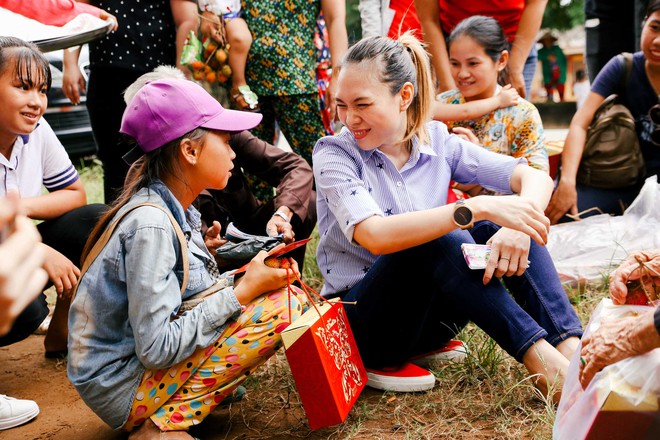 Mỹ Tâm ngồi bệt xuống đường, ăn chôm chôm với các cụ già neo đơn: Hình ảnh đẹp và ấm lòng kết lại mùa Vu Lan! - Ảnh 7.