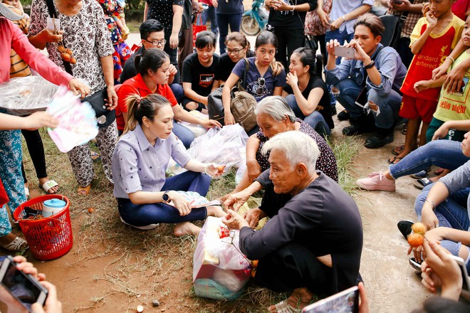 Mỹ Tâm ngồi bệt xuống đường, ăn chôm chôm với các cụ già neo đơn: Hình ảnh đẹp và ấm lòng kết lại mùa Vu Lan! - Ảnh 8.