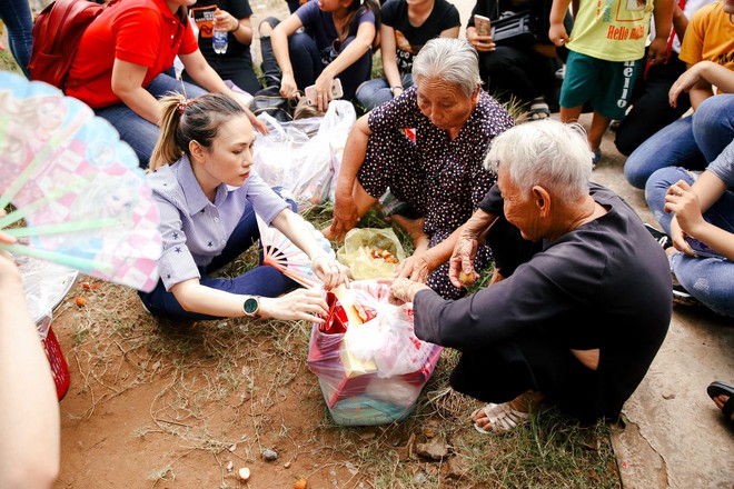 Mỹ Tâm ngồi bệt xuống đường, ăn chôm chôm với các cụ già neo đơn: Hình ảnh đẹp và ấm lòng kết lại mùa Vu Lan! - Ảnh 9.