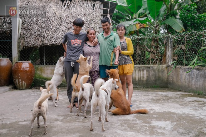 Cặp vợ chồng trong bộ ảnh 25 năm gắn b&oacute; c&aacute;nh đồng: Gặp nhau l&uacute;c 16 tuổi, y&ecirc;u nhau 3 năm, mỗi năm chỉ gặp được đ&uacute;ng 1 lần - Ảnh 11.