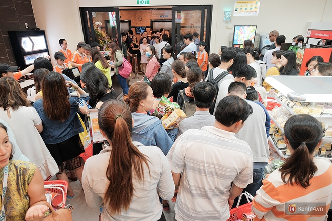 Khách xếp hàng dài vào mua sắm ở 7-Eleven Sài Gòn trong ngày đầu tiên mở cửa  - Ảnh 3.