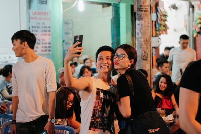 Người d&acirc;n th&iacute;ch th&uacute; dạo bộ ở phố T&acirc;y B&ugrave;i Viện sau khi c&oacute; lệnh cấm xe cộ lưu th&ocirc;ng v&agrave;o cuối tuần - Ảnh 13.