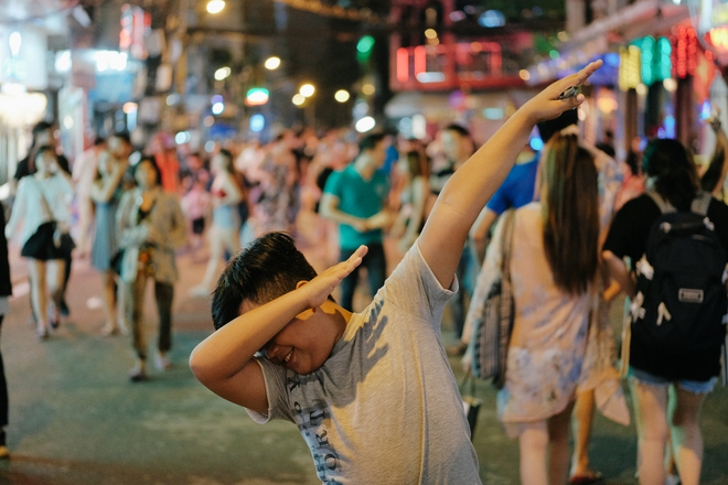 Người d&acirc;n th&iacute;ch th&uacute; dạo bộ ở phố T&acirc;y B&ugrave;i Viện sau khi c&oacute; lệnh cấm xe cộ lưu th&ocirc;ng v&agrave;o cuối tuần - Ảnh 14.