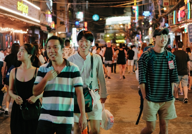 Người d&acirc;n th&iacute;ch th&uacute; dạo bộ ở phố T&acirc;y B&ugrave;i Viện sau khi c&oacute; lệnh cấm xe cộ lưu th&ocirc;ng v&agrave;o cuối tuần - Ảnh 15.