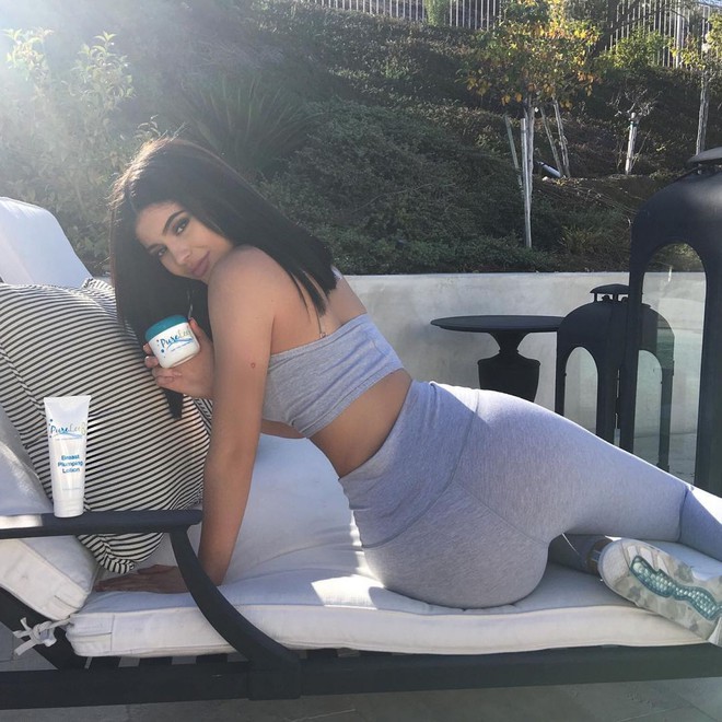 Nghiên cứu vui: Kylie Jenner có biết cách... ngồi trên một chiếc ghế không? - Ảnh 2.