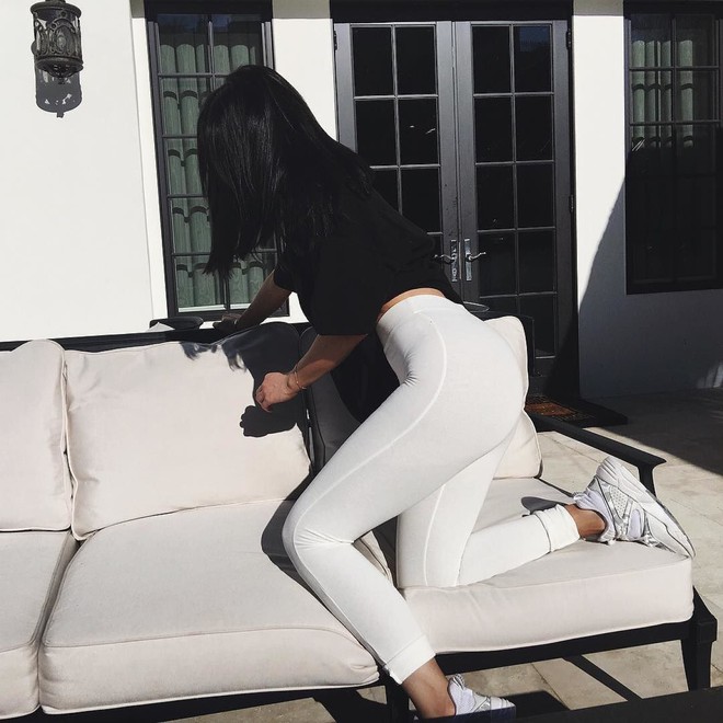 Nghiên cứu vui: Kylie Jenner có biết cách... ngồi trên một chiếc ghế không? - Ảnh 3.