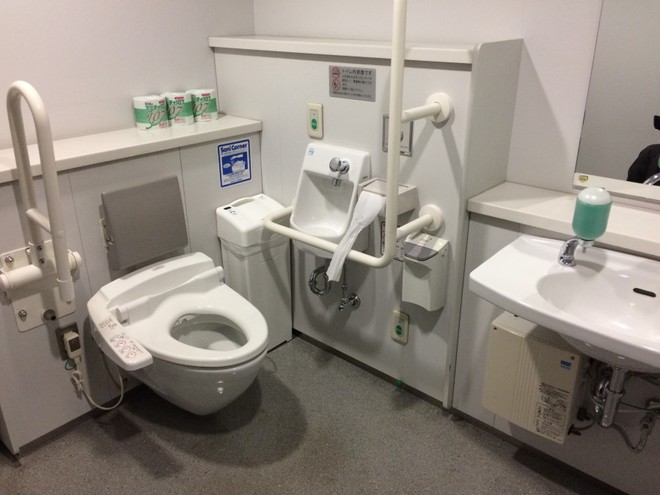 Ở Nhật Bản, giám đốc cũng phải đi cọ toilet! Lý do là... - Ảnh 1.